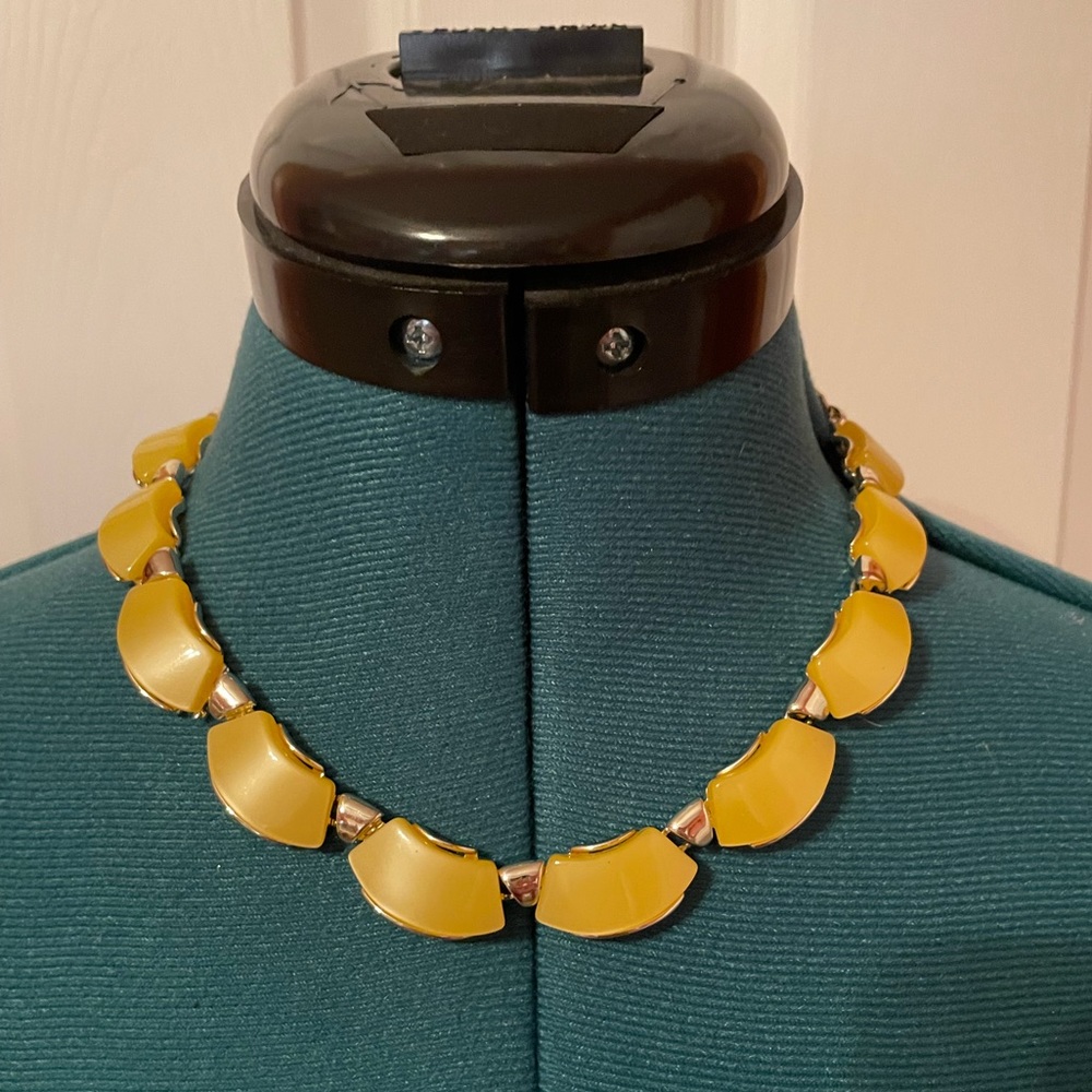 Vintage 1960’s Star brand yellow lucite and gold choker necklace